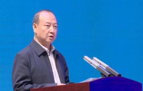 市委常委,市委宣传部部长王宝林主持发布会.