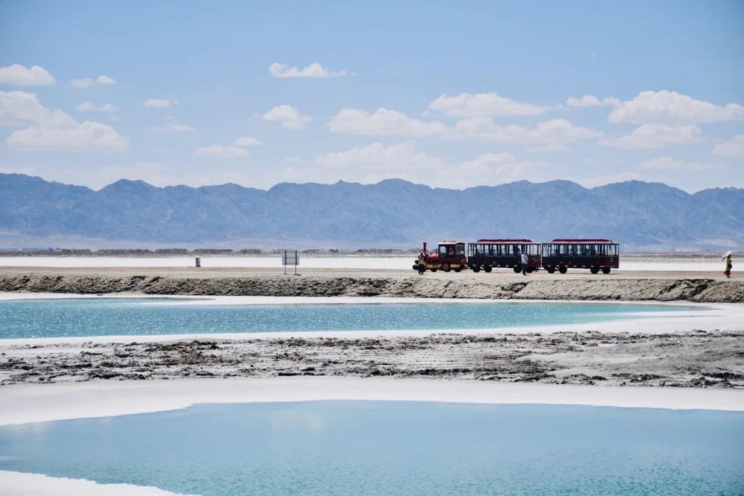 国内又一列旅行专列通车,雪山,戈壁,沙漠…一路朝圣