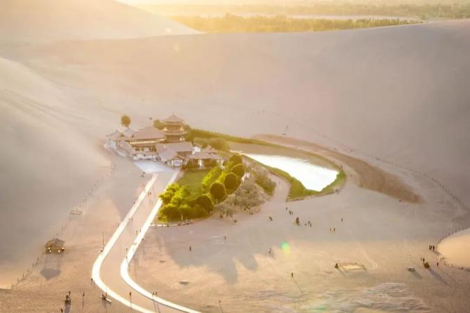 国内又一列旅行专列通车,雪山,戈壁,沙漠…一路朝圣