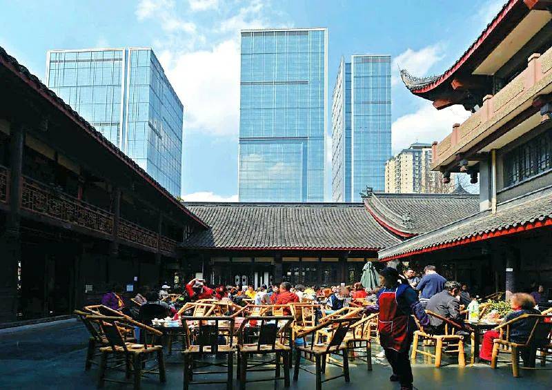 成都大慈寺内市民在茶馆休闲(华小峰 摄,图源:四川日报)成都的文化