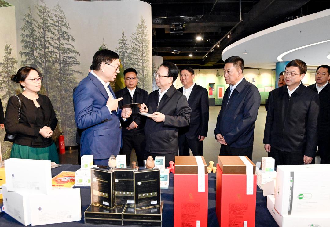 景俊海,胡玉亭强调,要把白山资源优势与省内大校大院大所技术优势