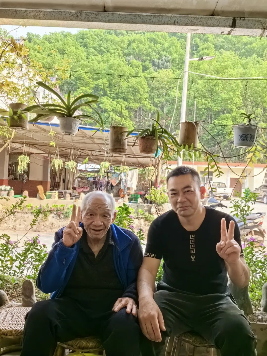 生活,现担任曼喃醒村民小组党支部书记,也是勐仑管护所一名驻村护林员