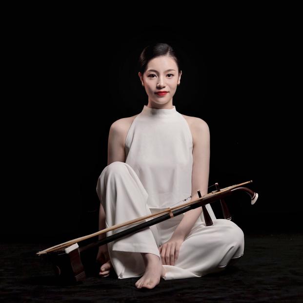 陆奕(二胡)6岁时启蒙于王向阳老师与马晓备老师,2013年考入上海音乐