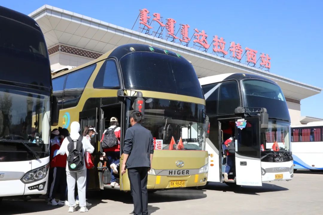 结束一天的研学旅程他们乘坐k5332次列车返程18时30分抵达达拉特西站9