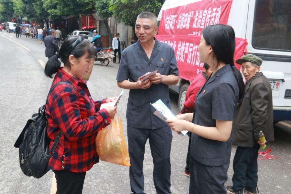 与法同行,法润田城——开江法院开展"扫黑除恶"宣传活动