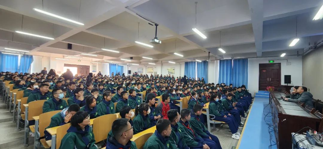 普法行动播撒法治善果选派主管副院长担任县寄宿制中学副校长,以员额