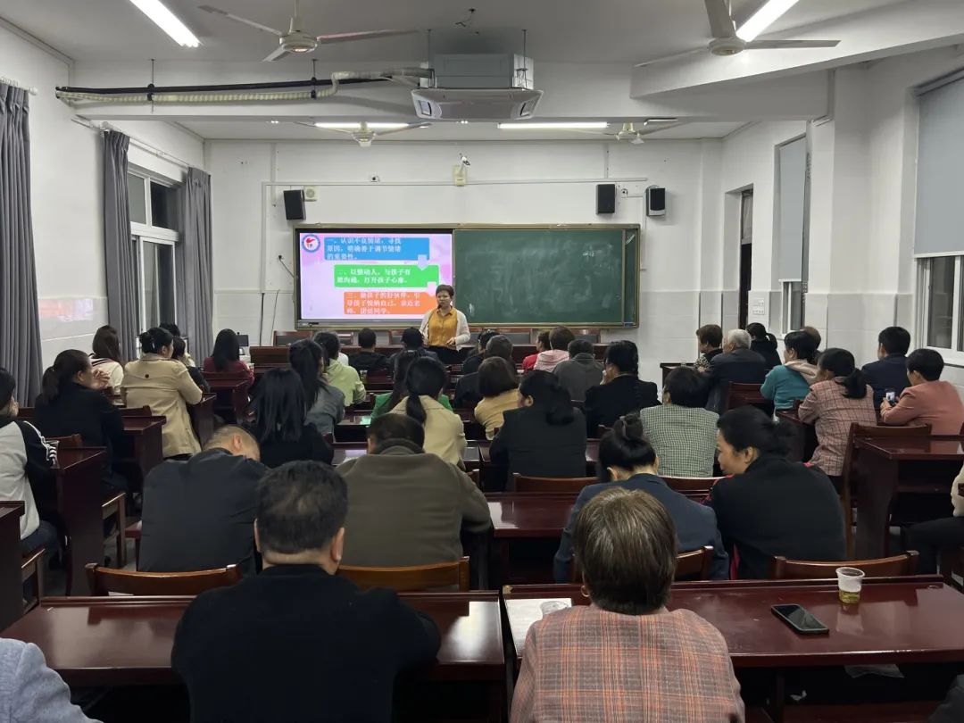 054月25日,季小媚老师在高湖镇良川小学作题为《与孩子沟通的密码》的