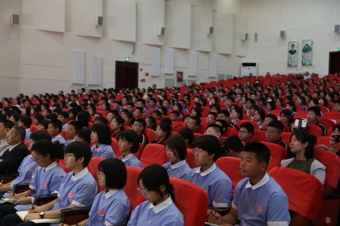 此次近光讲堂,还邀请了100多名来自河北省兴隆县的师生们来到现场