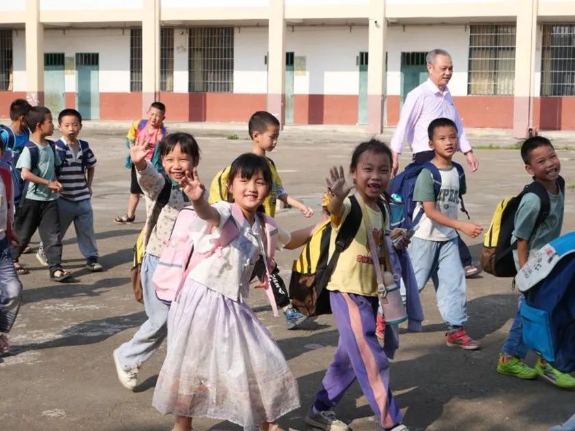 我校学生深入乡村开展志愿服务活动