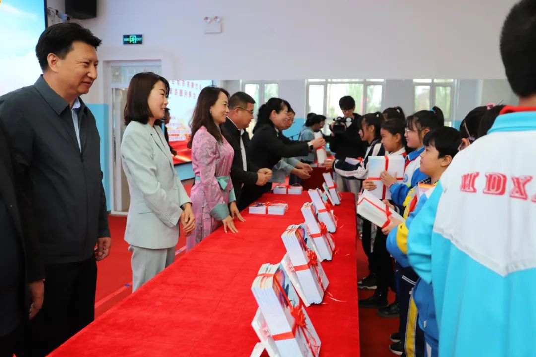 "两岸一家亲 共圆中国梦"乌兰察布市涉台教育进校园活动在我县举行