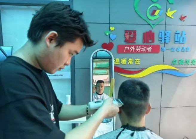 免费理发暖人心"联合藤野造型在滘口汽车站户外劳动者爱心驿站交通站