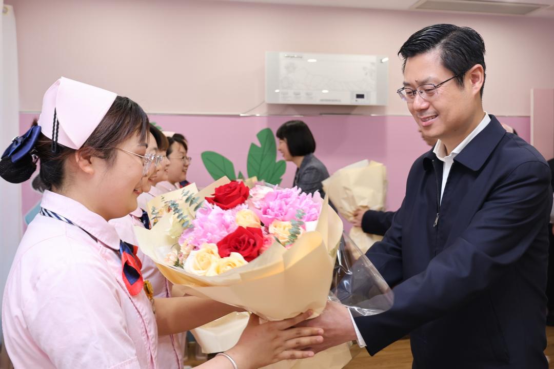 市领导走访慰问"南丁格尔"