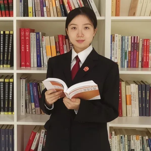 石丽颖浙江大学法学学士,北京大学法律硕士,现任北京