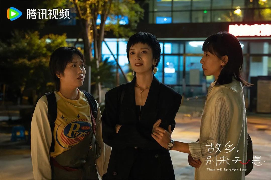《故乡,别来无恙》中史策扮演的苟丹丹在短短几周内接连遇到老公出轨