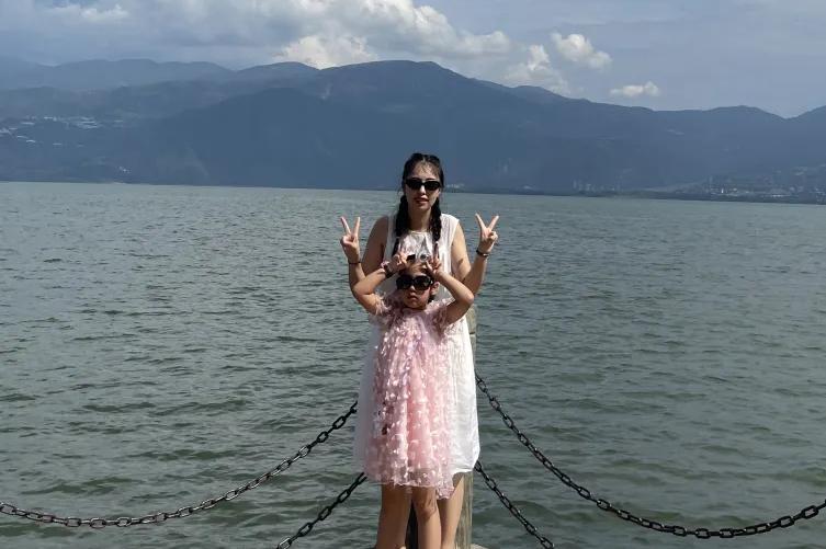 "瞧见没,这是我妈"