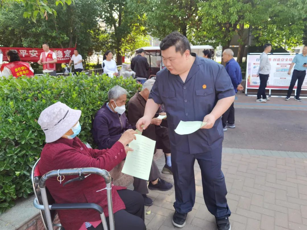 法治宣传走上街头 扫黑除恶人人参与