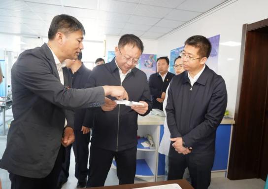 内蒙古自治区人民医院党委副书记,院长侯煜一行到我旗调研