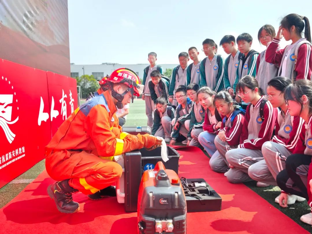 在江苏省泰州中学附属初级中学,消防救援人员为学生们展示灭火救援