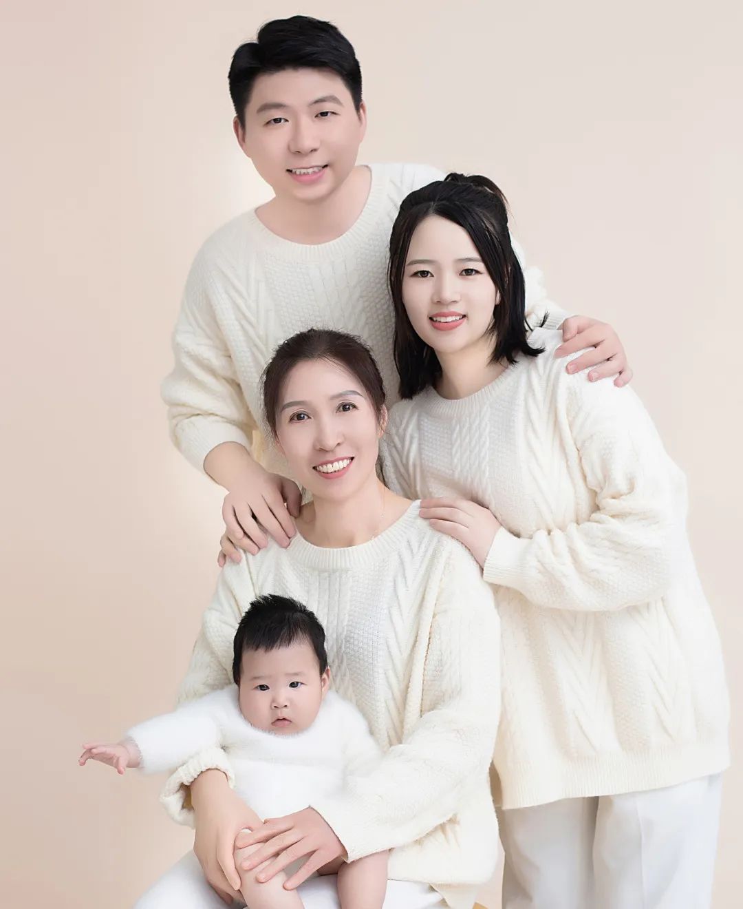 今年女儿的出生既带给了我们幸福,也带给我妈更多的操劳,冲奶粉,换