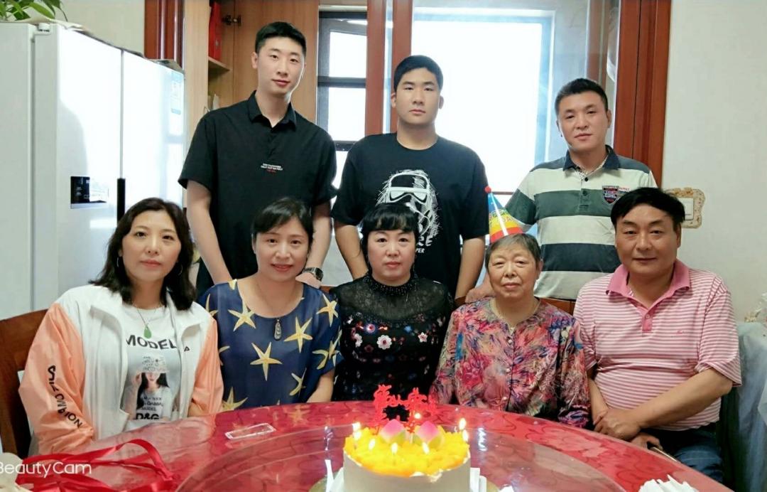 我的外婆今年92高龄,身体健朗,耳聪目明,思维活跃,是全家最挚爱的宝贝