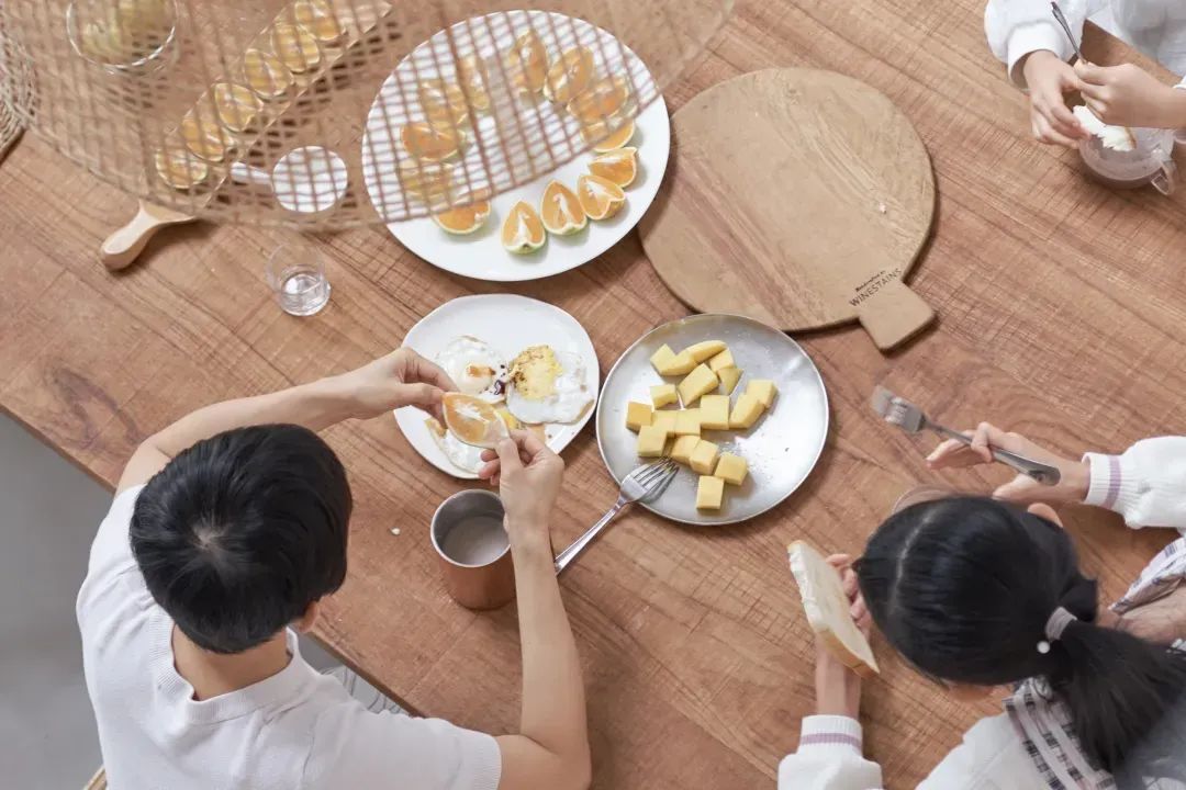90后妈妈在外买25㎡公寓独居:每周逃离家庭一天
