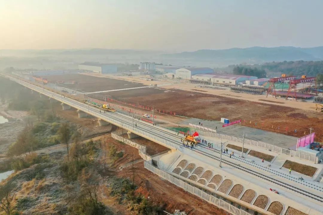 354公里,涉及24处上跨,下穿,并行临近皖赣铁路与合杭,杭黄,合福高铁.