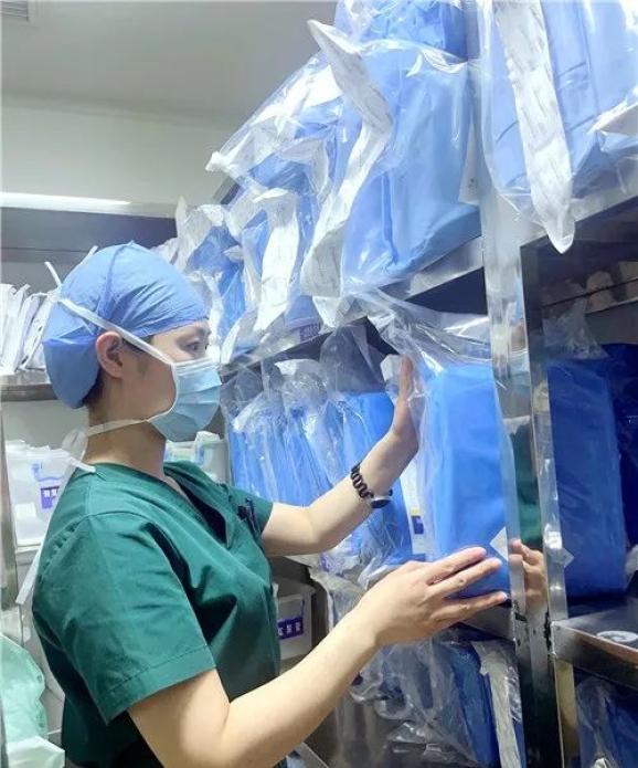 "5月9日,刚下手术的赵蓉额头上还挂着汗珠,取下口罩时脸上印着两道