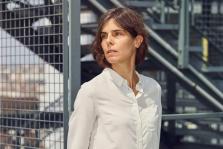 柏克在创作媒介上偏向使用低调和自然的材料,例如陶土,木料,石膏,陶瓷