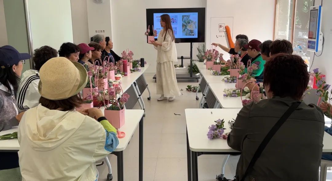 插花老师为居民们精心准备了两种主花——"紫霞仙子"玫瑰与"紫精灵"
