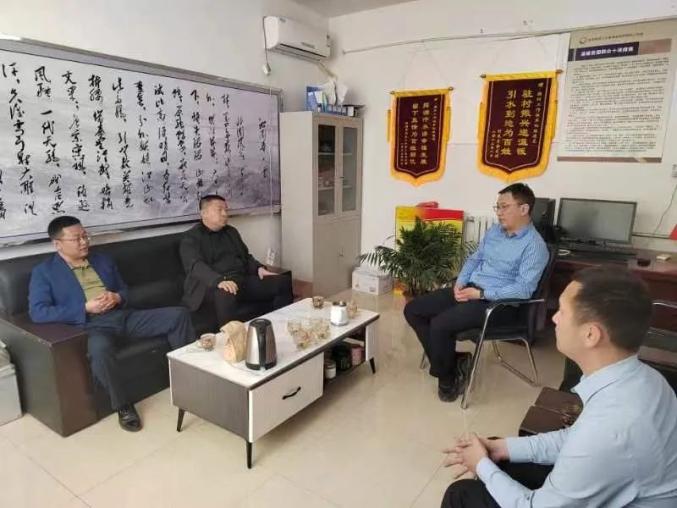 在上方营村,王海涛一行实地查看了工作队办公和生活环境,详细询问工作