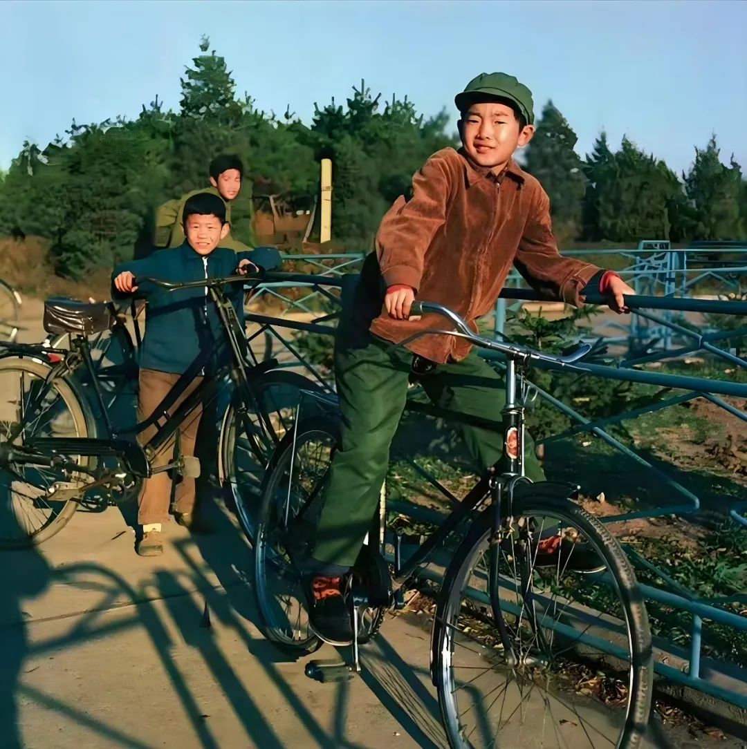 骑边聊,思绪一下子回到了那个久远的湖北老家,那辆母亲的二八自行车也