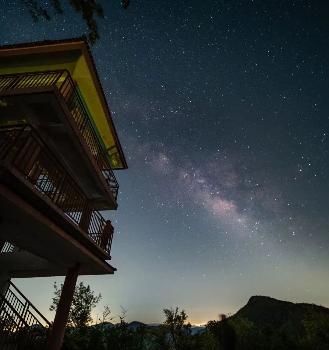 天朗风清,绿草茵茵,天空之城的顶峰是满天星河.
