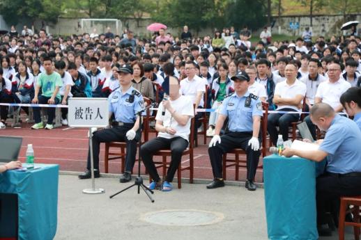 2800余名全南二中师生旁听庭审!