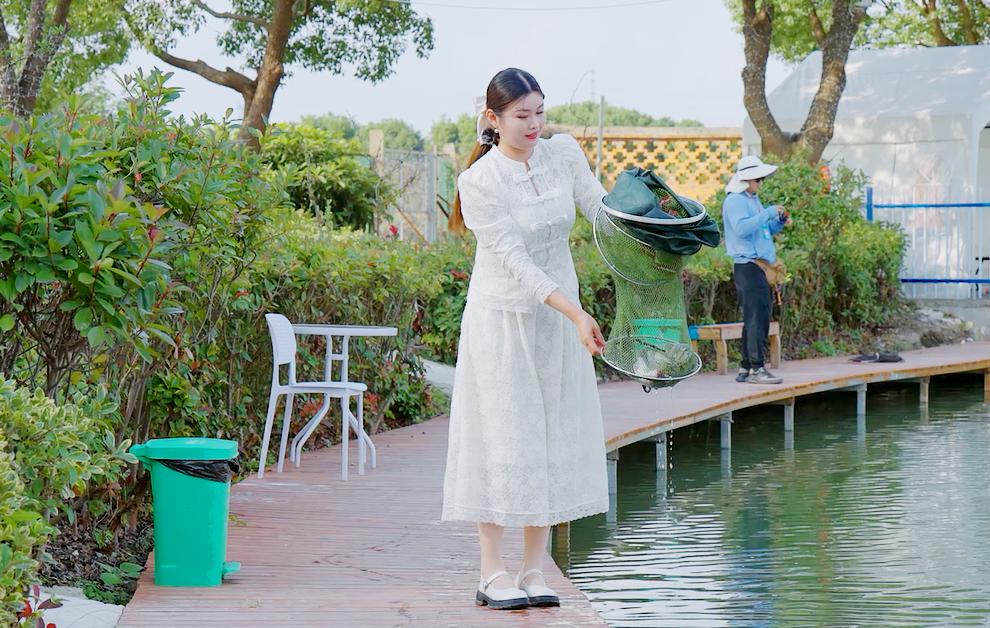 新丰村通过引入花田里教育学校,发展天茸生态循环农业等,带动特色农