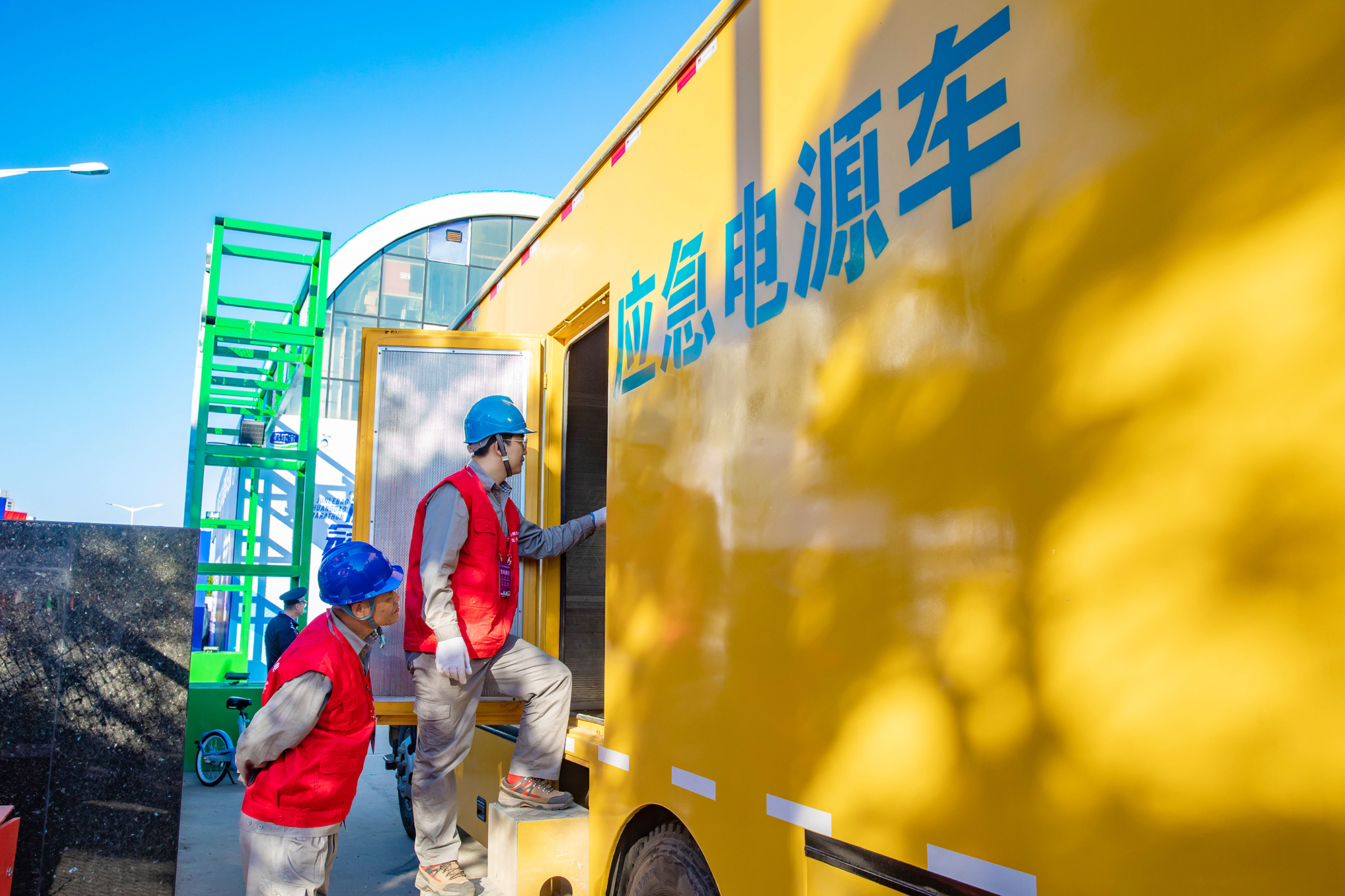 活动主题,在调控综合楼门前开展宣传活动,向过往群众发放电力设施保护