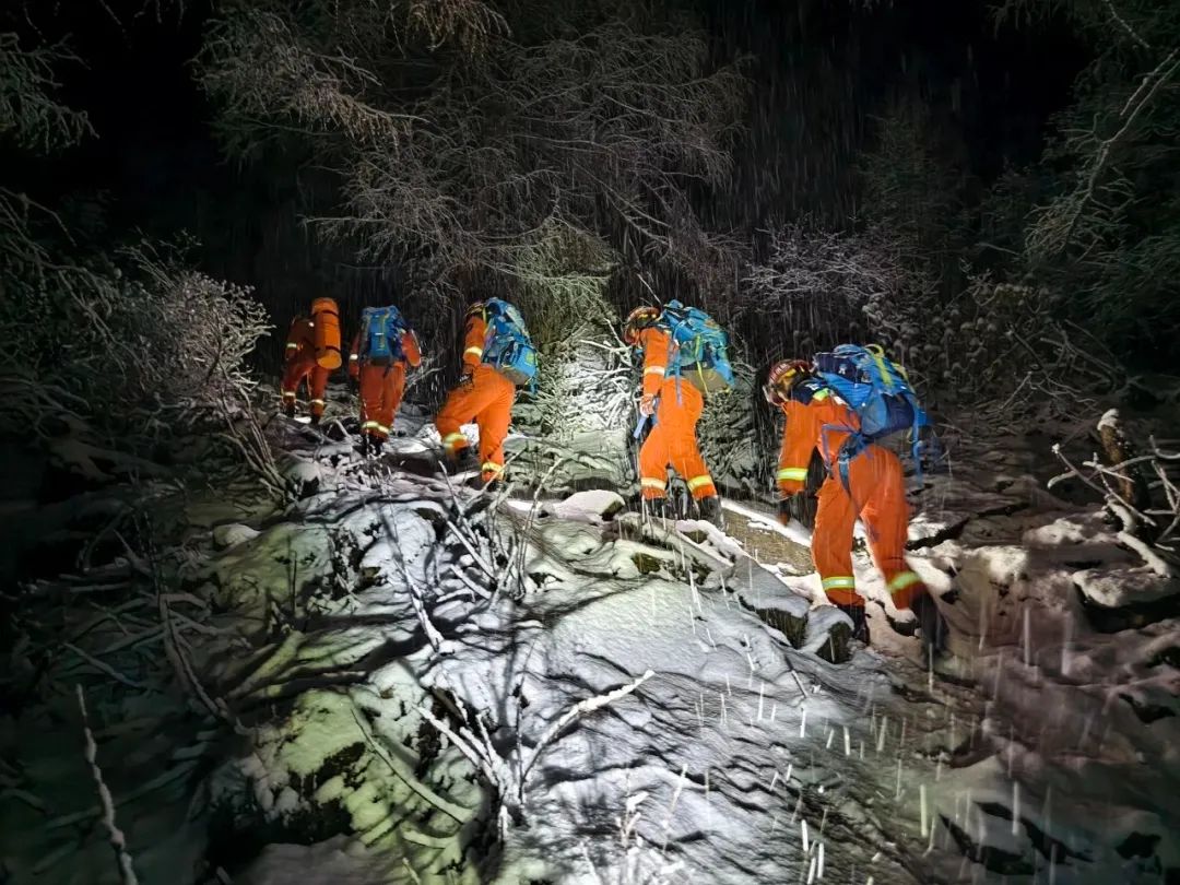驴友被困海拔4200米雪山,阿坝消防凌晨冒雪救援