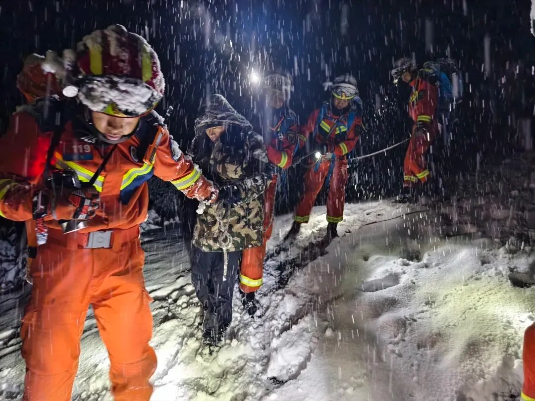 驴友被困海拔4200米雪山,阿坝消防凌晨冒雪救援