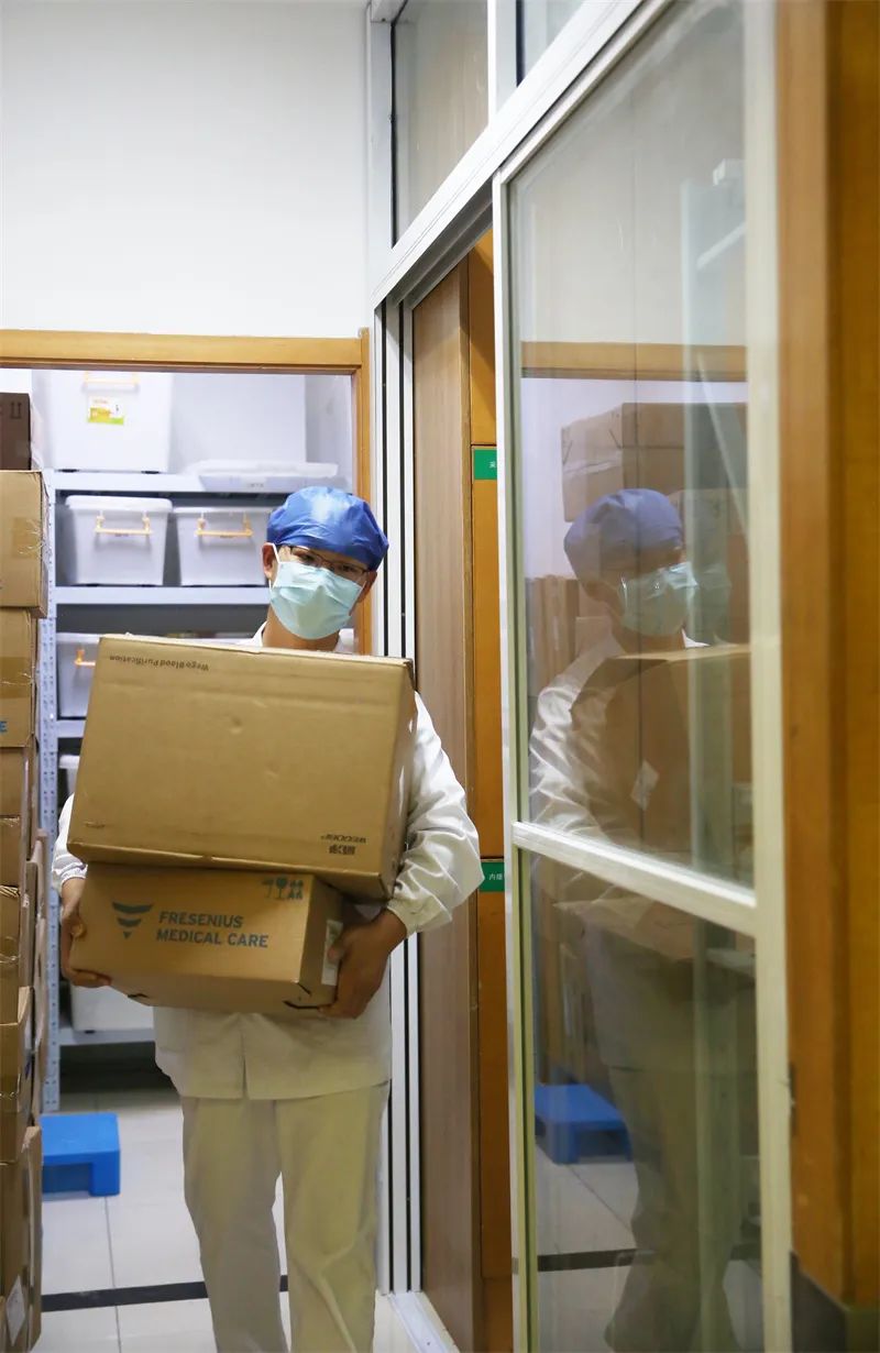 作为科室里为数不多的男护士,黄忠平主动承担起了搬运,维修等工作.