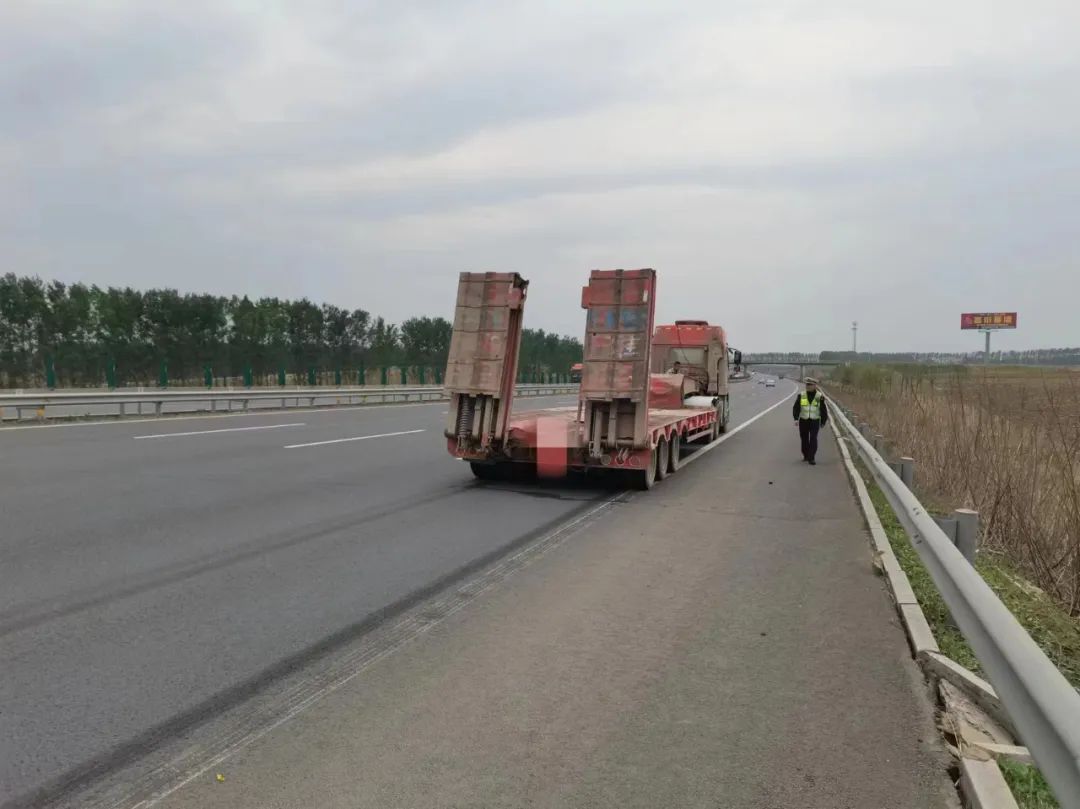 德惠分局:大货车突发故障停行车道 高速公安紧急处置护平安 | 暖心警