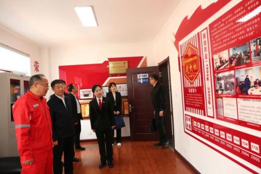 为让百姓少跑一程路,少乘一次车,结合案件数量,人口数量,交通条件等