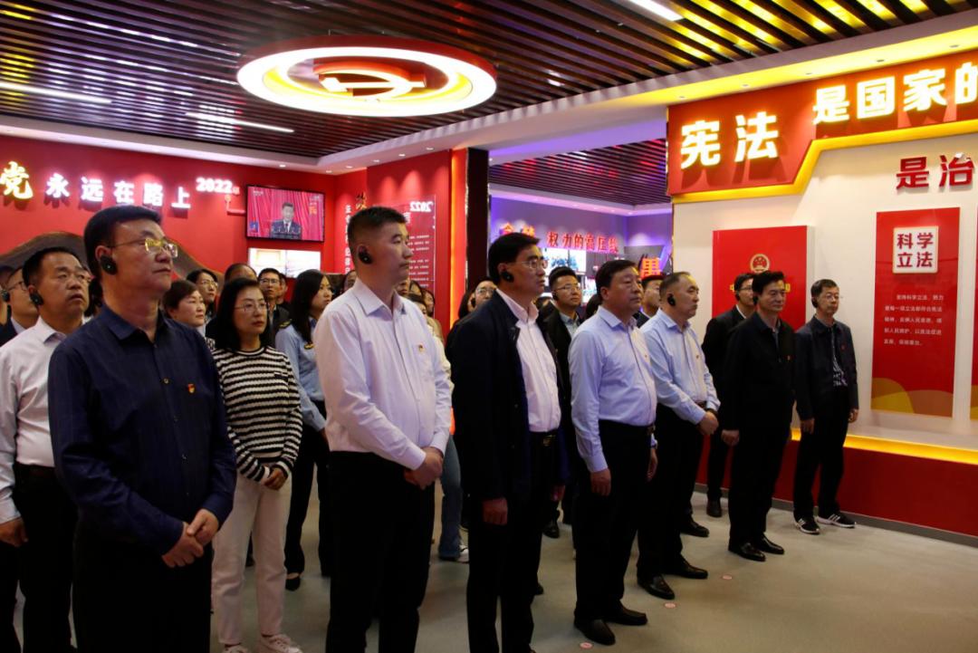 5月7日,酒泉市委政法委全体党员走进酒泉监狱开展警示教育活动,参观