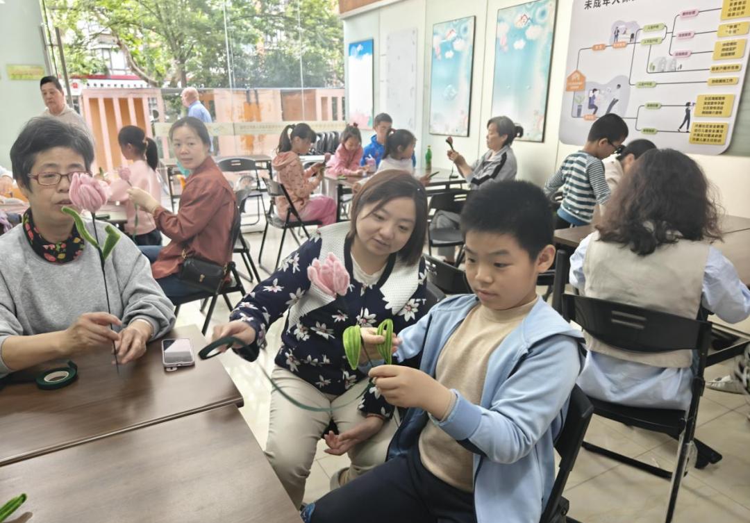 孙老师告诉大家,粉色郁金香寓意着永恒的爱和美丽幸福.