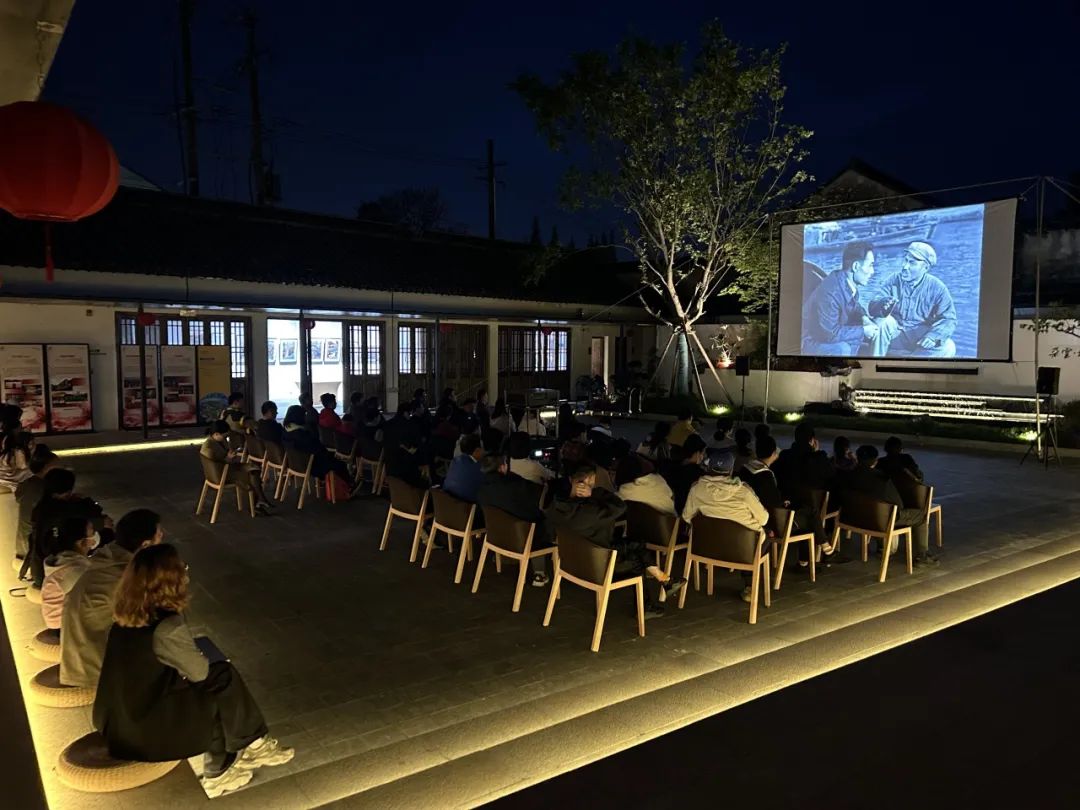 不同年龄段的影迷们簇拥在书院,对着同一块银幕,沉浸在同一个故事.