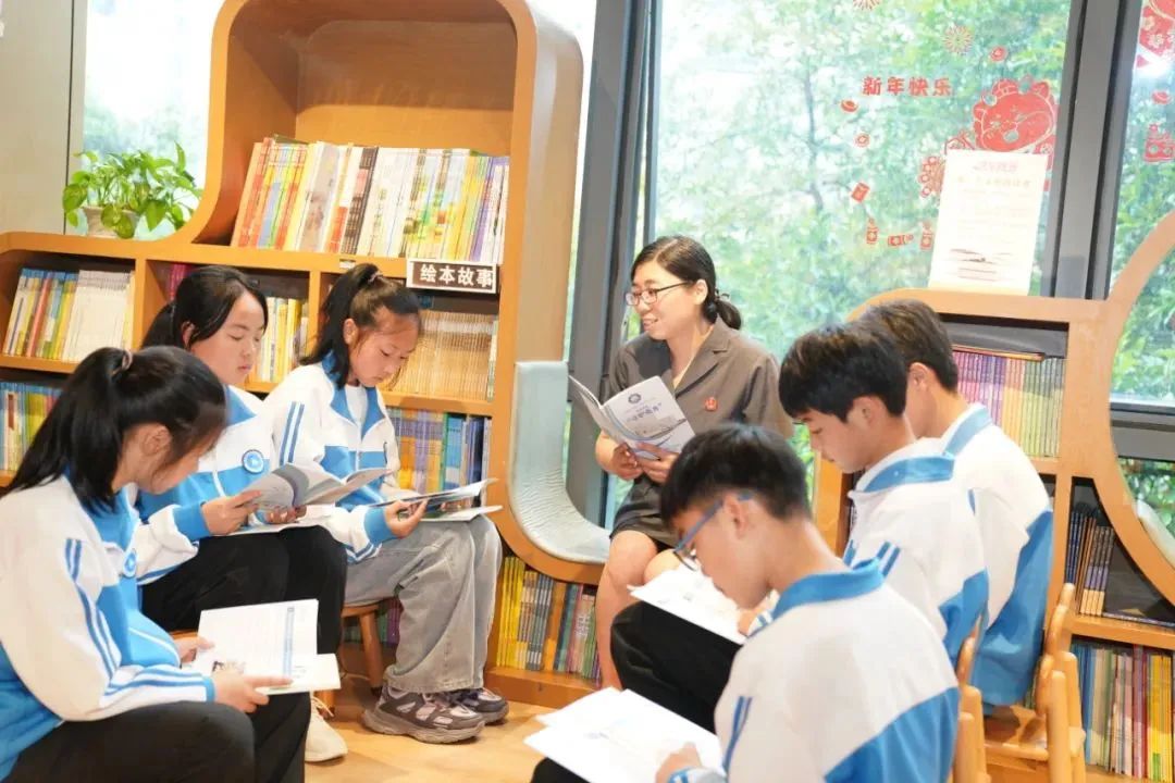 潼南法院在新华书店开展"守护花开"防校园欺凌巡讲活动,向玉溪中学的