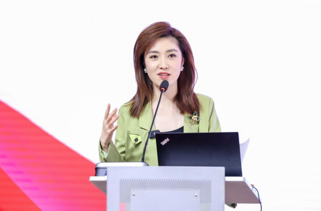 "何卿认为,在中国的成语中,有许多带有感情色彩的成语,比如"巧舌如簧"