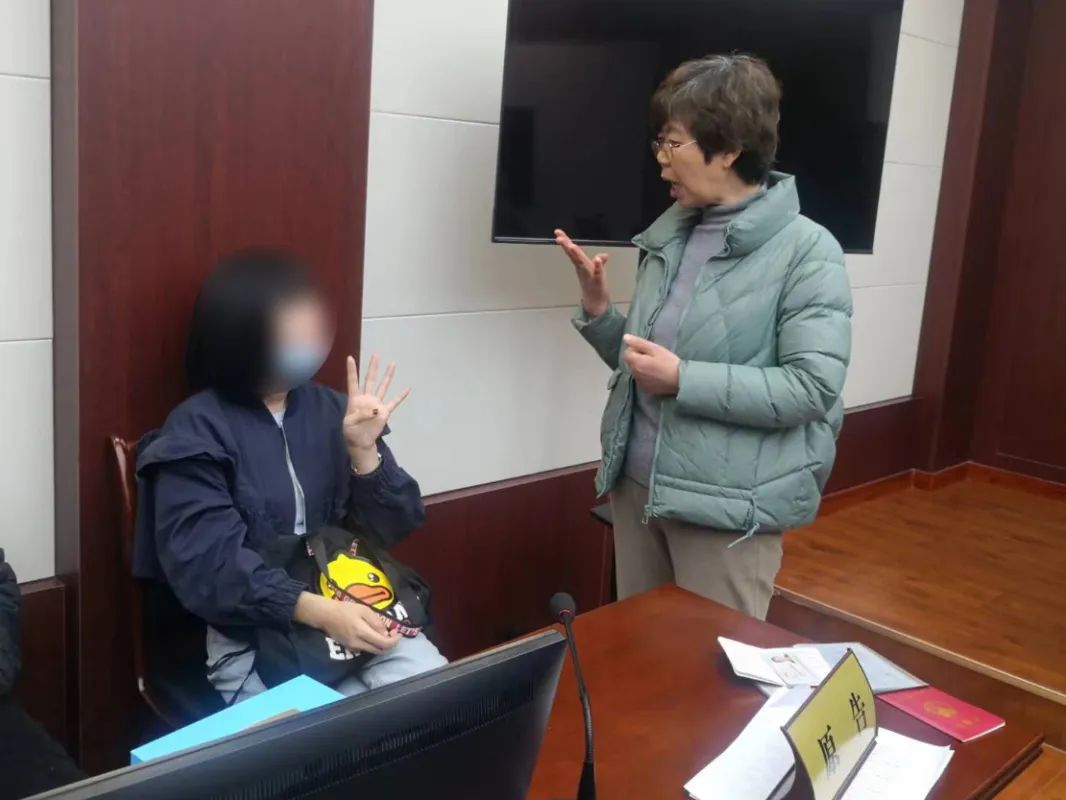 北京聋哑学校手语老师图片