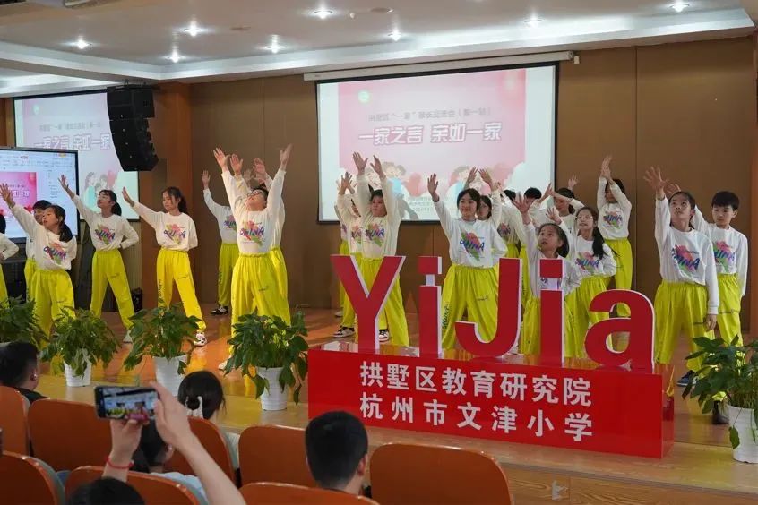 文津小学家委会会长吴军安主持活动,学校黄鼎汉副书记,副校长(主持