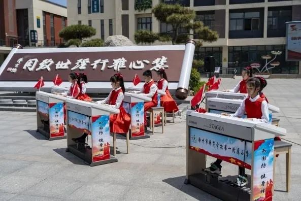 红色舞蹈《雪龙吟》,情景剧《接过王杰的枪》,全校师生共唱校歌《王杰