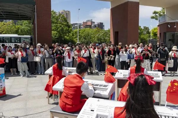 红色舞蹈《雪龙吟》,情景剧《接过王杰的枪》,全校师生共唱校歌《王杰