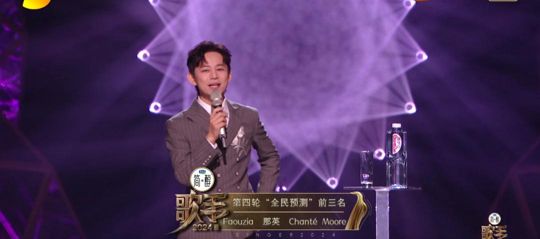 看着同样五旬的何炅还在《歌手》主持,"主持一哥"的地位至今无人能够